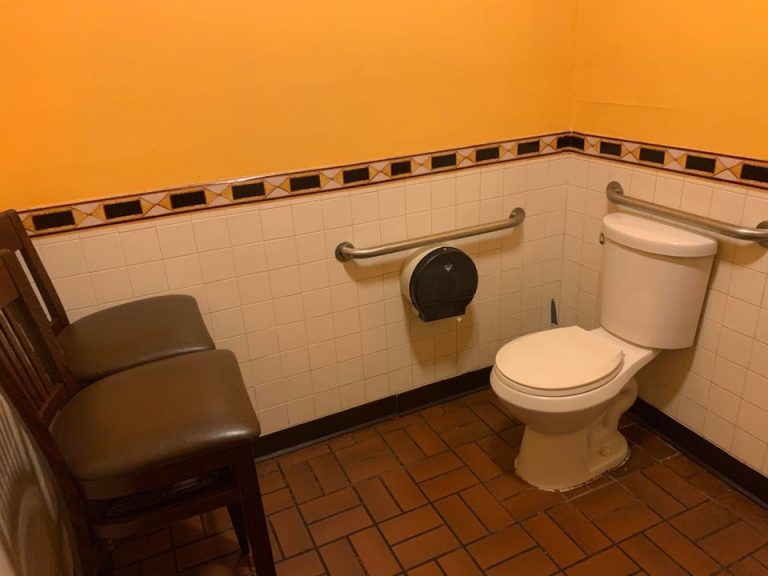 Potret Barang-Barang Dengan Posisi Yang Sangat Aneh Ini Bakal Bikin Kamu Geleng-Geleng Kepala